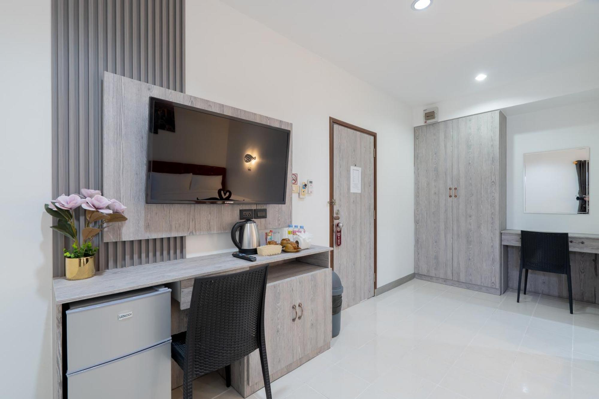 Square One Hotel Patong Exterior foto