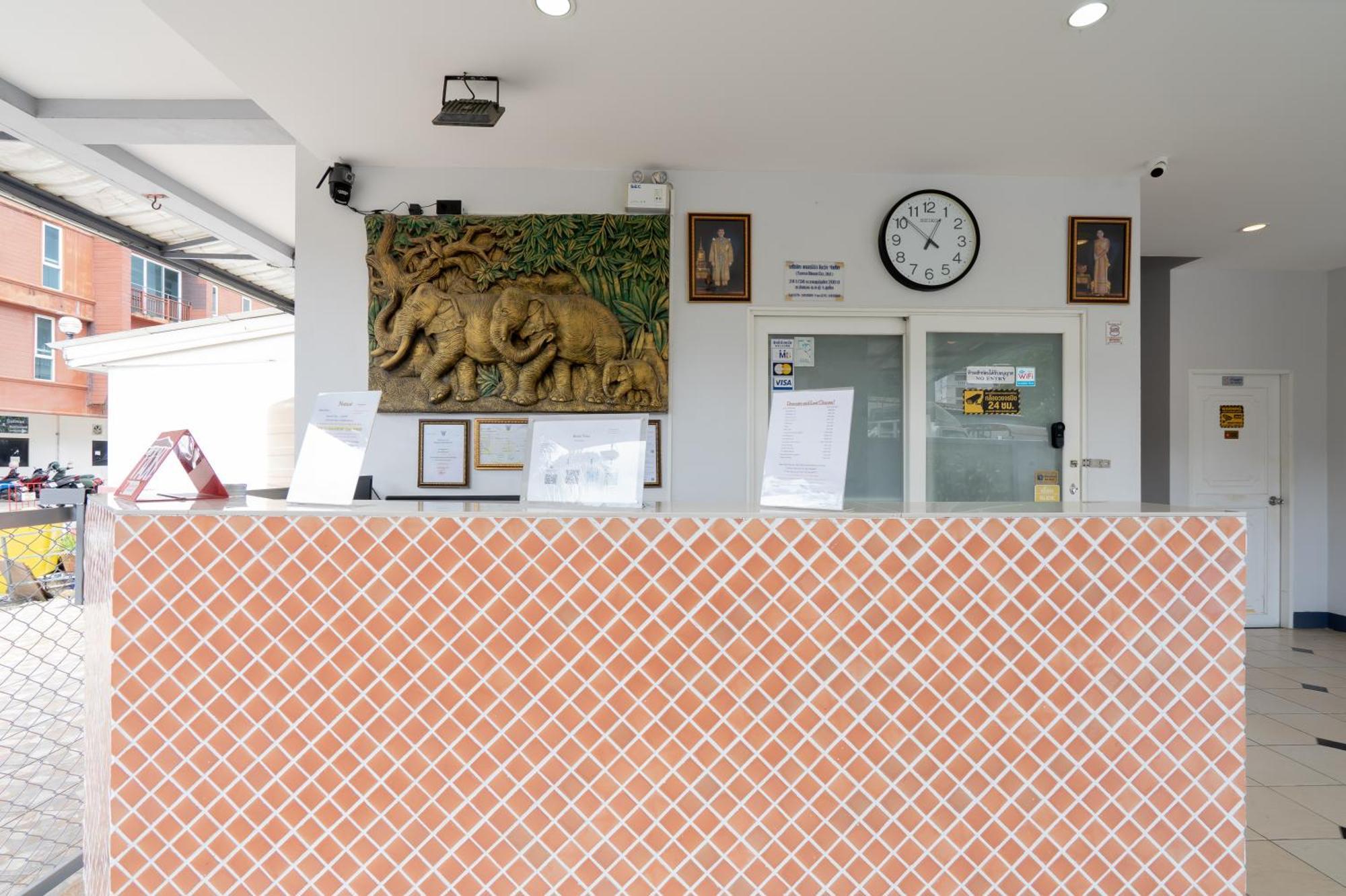 Square One Hotel Patong Exterior foto