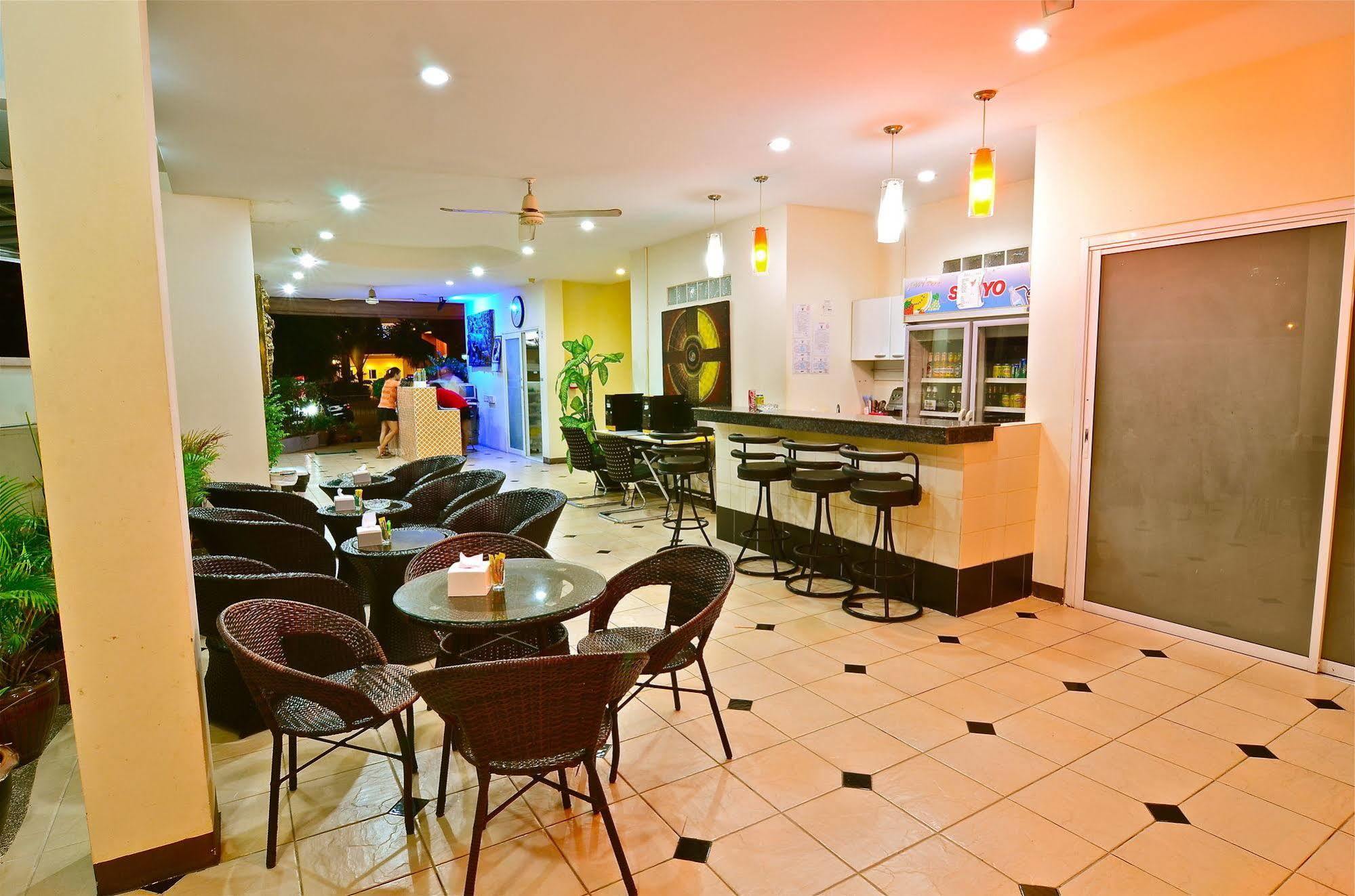 Square One Hotel Patong Exterior foto